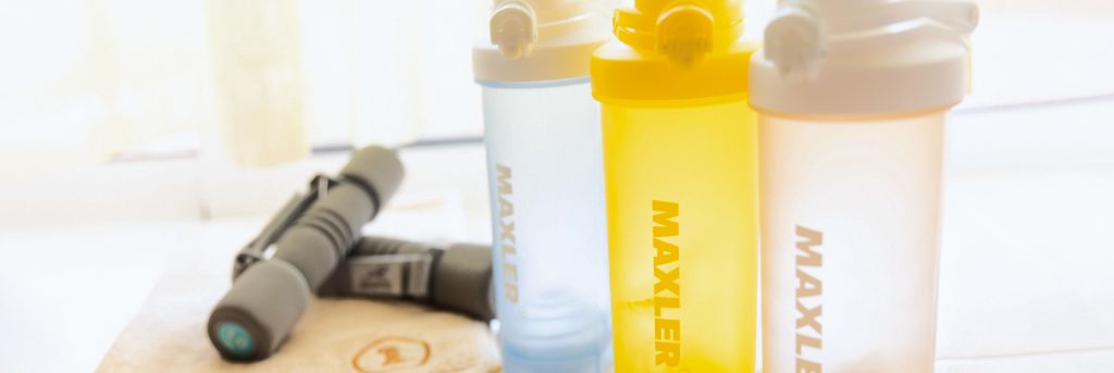 White and yellow Maxler shakers